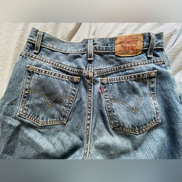 Tapered Leg Vintage Levi’s 550 in with mid rise waist and raw hem - Picture 1 of 3